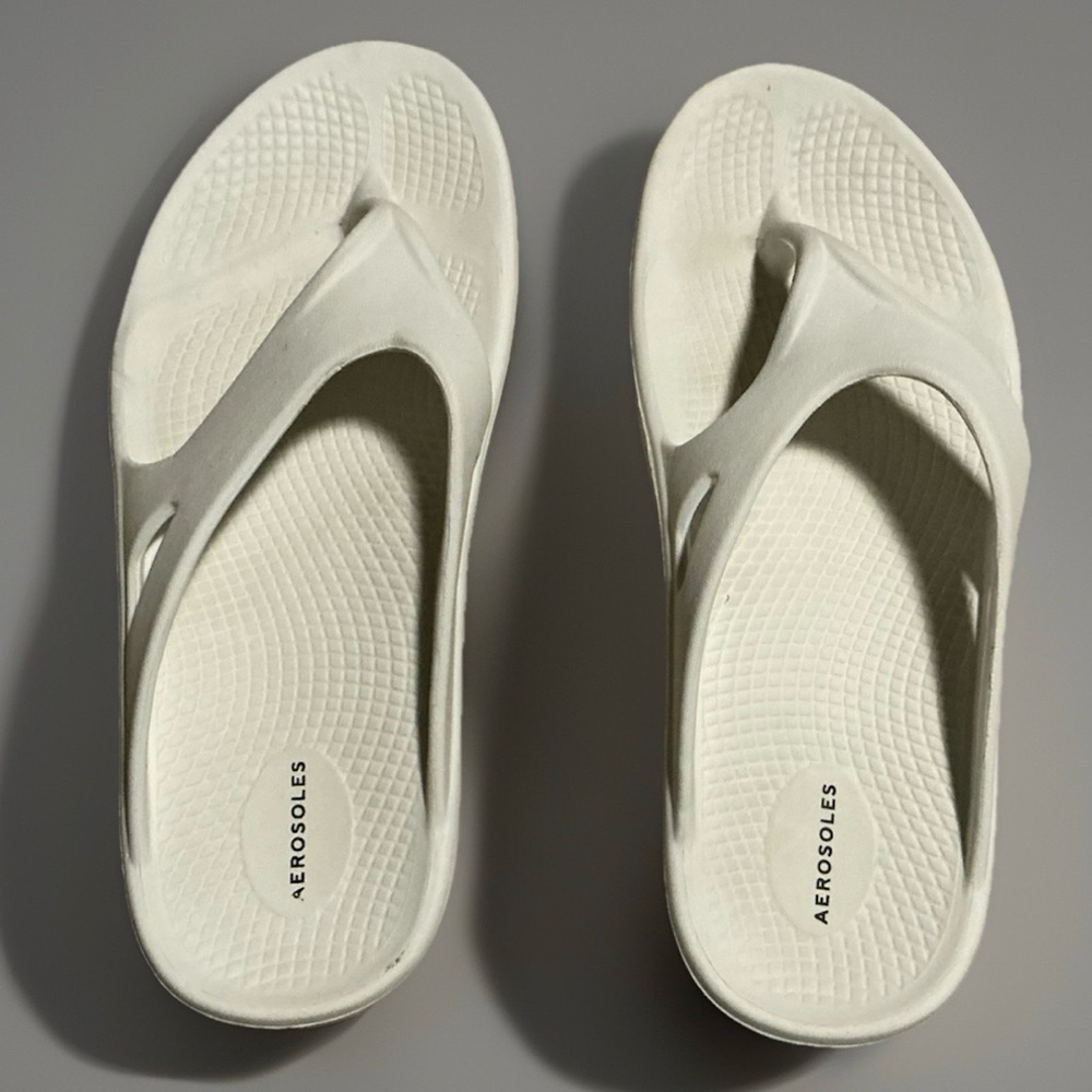 Aerosoles White Size 7 Women’s Flip Flops Sandles Slide On Shoes Summer Fall